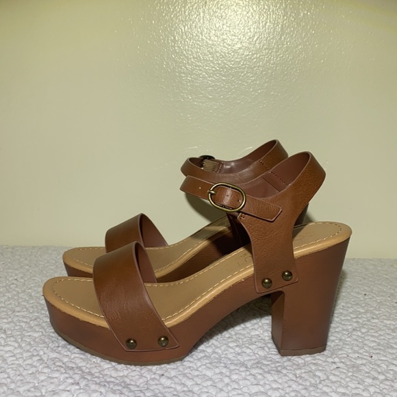 SOLD Coconuts heels - Picture 2 of 5
